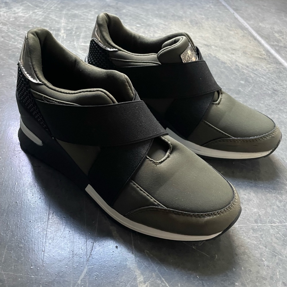 Black Slip On Sneakers 7.5 Platform Athletic Casual Shoes